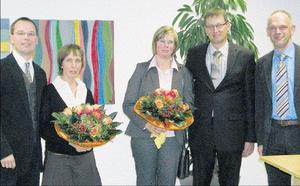 Begrüßung mit Blumen: (v.l.) Chefarzt Dr. Thomas Keweloh (Hauptabteilung Geriatrie), Ehefrau Elke Keweloh,(l.) Margit Boucsein - Krüger und Chefarzt Guido Hilmar Boucsein (Hauptabteilung für Urologie) wurden von Geschäftsführer Joachim Stapper-Müer(r.) wi